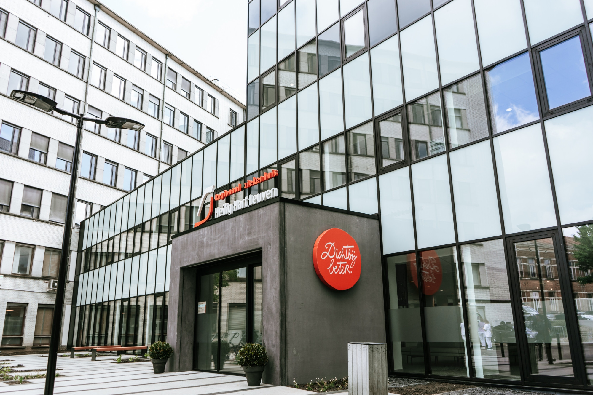 Regionaal Ziekenhuis Heilig Hart Leuven opent polikliniekgebouw aan de Naamsestraat